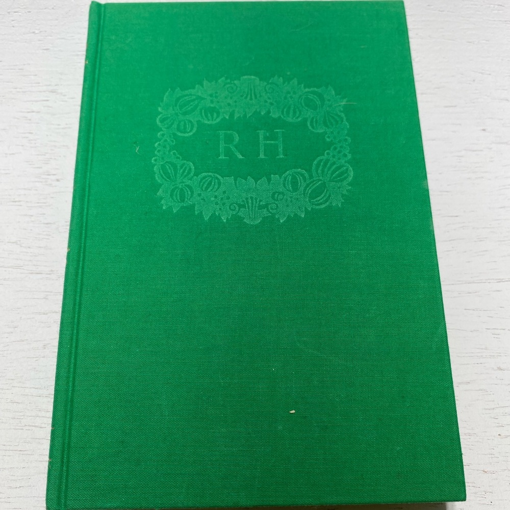 A House of Many Rooms - Rodello Hunter - 1975 Decorative Book for Mantel